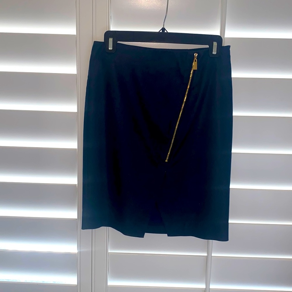 Vince Camuto dark blue jeans skirt with a cut in the fornt, size 2P.